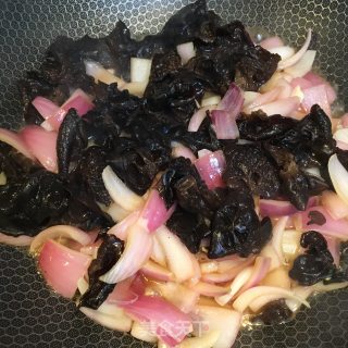 紫洋葱炒木耳的做法步骤：4