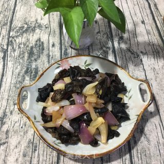 紫洋葱炒木耳的做法步骤：6