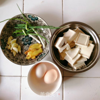 鱼头豆腐煎蛋奶白汤的做法步骤：1