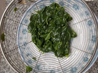 枸杞叶拌粉丝山楂丁的做法步骤：4