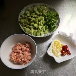 肉末青椒蚕豆的做法步骤：1