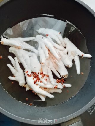 酸辣凤爪的做法步骤：1