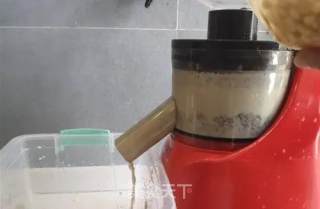 石磨豆浆的做法窍门的做法步骤：2