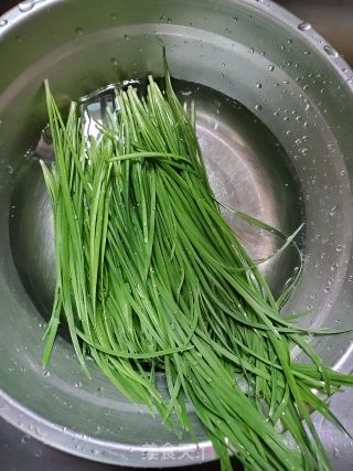 韭菜虾皮汤的做法步骤：1