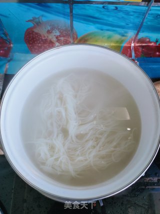 空心菜丸子汤粉的做法步骤：1