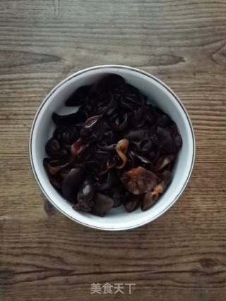 凉拌木耳的做法步骤：1