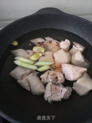 红烧猪蹄的做法步骤：2