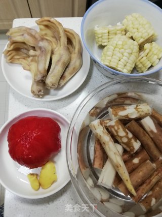 鸭掌玉米山药炖汤的做法步骤：1