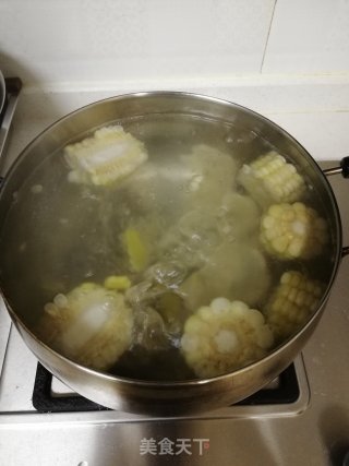 鸭掌玉米山药炖汤的做法步骤：2