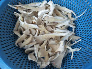 鲜蘑炒肉的做法步骤：2