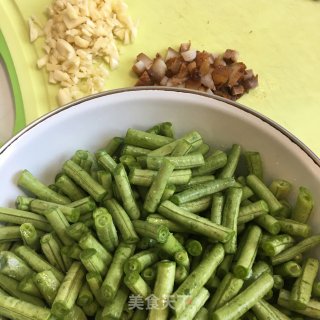 蒜蓉肉末豇豆的做法步骤：1