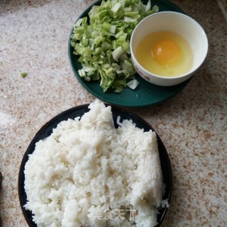 包菜蛋炒饭的做法步骤：1