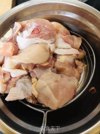 土豆炖鸡块的做法步骤：1