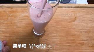 草莓香蕉酸奶奶昔，酸奶富含活性乳酸菌，配上美味的水果，颜值直线飙升。的做法步骤：4
