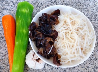 莴笋拌豆芽木耳胡萝卜的做法步骤：1