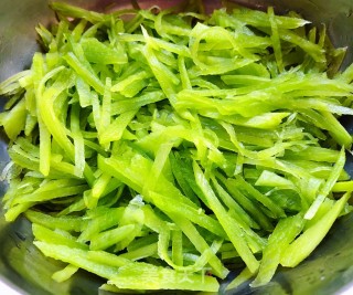 莴笋拌豆芽木耳胡萝卜的做法步骤：2