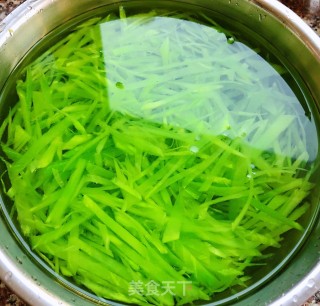 莴笋拌豆芽木耳胡萝卜的做法步骤：4