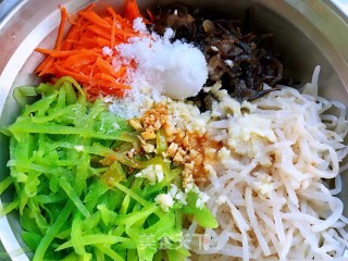莴笋拌豆芽木耳胡萝卜的做法步骤：9