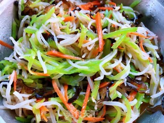 莴笋拌豆芽木耳胡萝卜的做法步骤：10