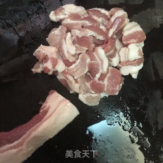 土豆焗五花肉的做法步骤：1