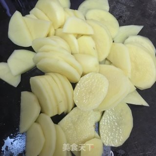 土豆焗五花肉的做法步骤：2