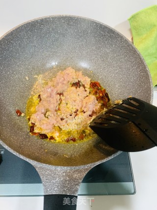 酸豆角肉末的做法步骤：2