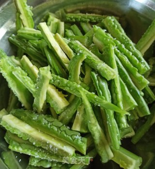 辣豆豉炒毛豆苦瓜的做法步骤：2