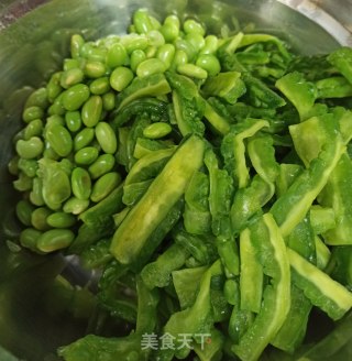 辣豆豉炒毛豆苦瓜的做法步骤：3