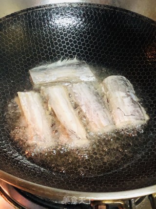 红烧带鱼的做法步骤：2
