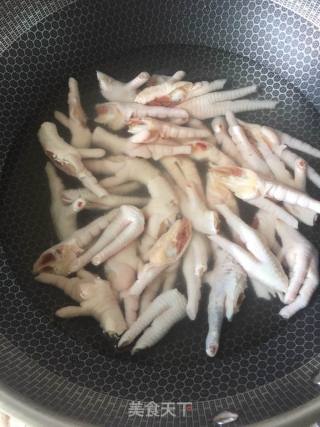 红烧鸡爪的做法步骤：1