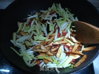 韭黄炒香干的做法步骤：6