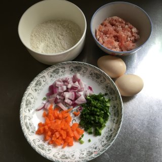 蛋肉堡的做法步骤：1