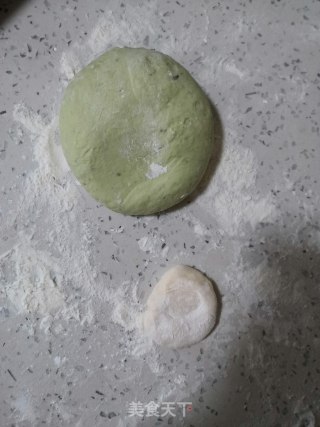 花朵红糖菠菜汁花卷的做法步骤：3