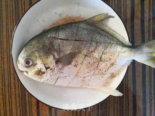 酱香鲳鱼的做法步骤：1