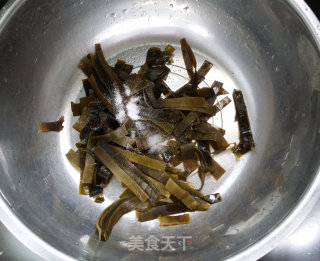 海带筒骨汤的做法步骤：3