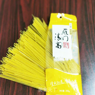 夏天教你用最满足的方式吃凉拌面的做法步骤：1