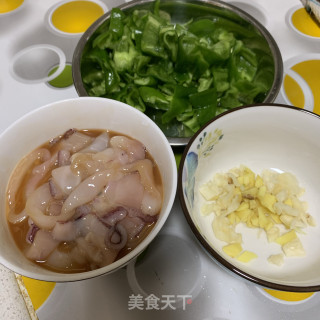炒鱿鱼的做法步骤：1