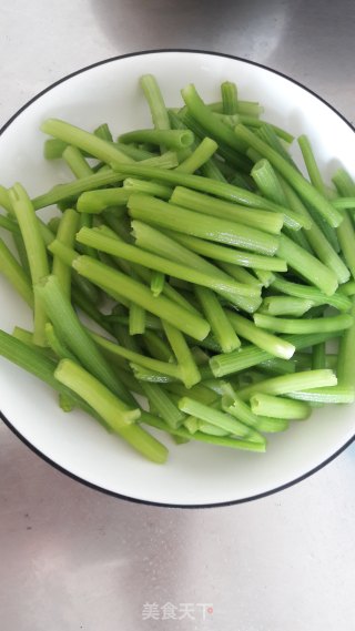 瘦肉炒南瓜苗的做法步骤：1