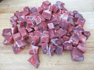牛肉炖土豆的做法步骤：2