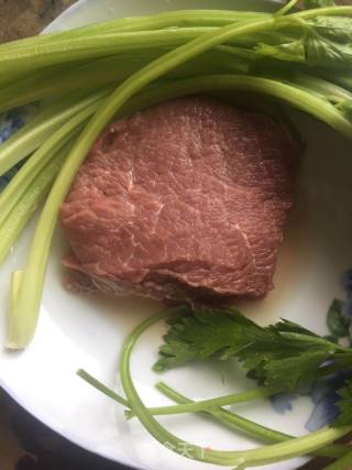芹菜炒牛肉的做法步骤：1