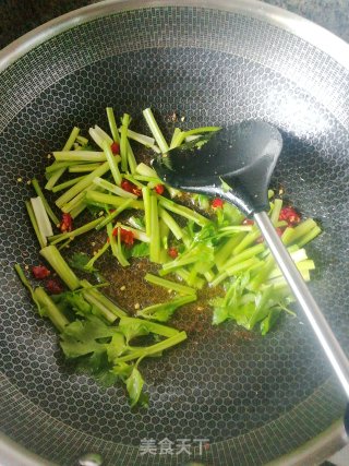芹菜炒牛肉的做法步骤：5