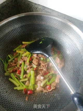 芹菜炒牛肉的做法步骤：6