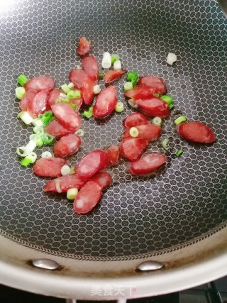腊肠土豆焖饭的做法步骤：2