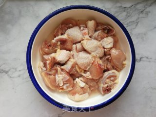 芹菜洋葱炖鸡腿的做法步骤：1