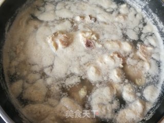 芹菜洋葱炖鸡腿的做法步骤：3