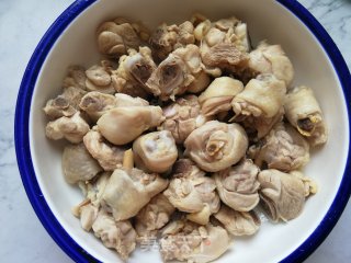 芹菜洋葱炖鸡腿的做法步骤：4