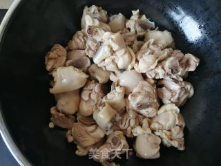 芹菜洋葱炖鸡腿的做法步骤：6