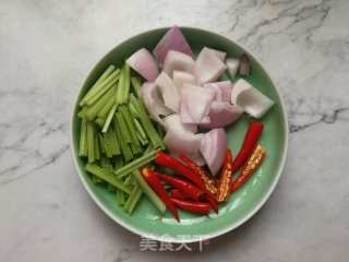 芹菜洋葱炖鸡腿的做法步骤：11