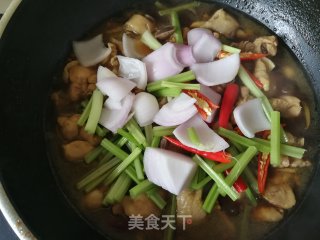 芹菜洋葱炖鸡腿的做法步骤：15