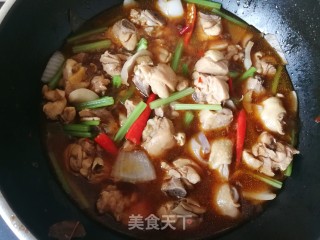 芹菜洋葱炖鸡腿的做法步骤：17